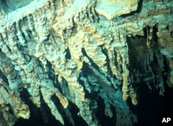 Mikroba yang memakan besi oksida ditemukan membentuk karat yang menyerupai stalaktit di puing kapal Titanic yang terkenal. (RMS Titanic Inc.)