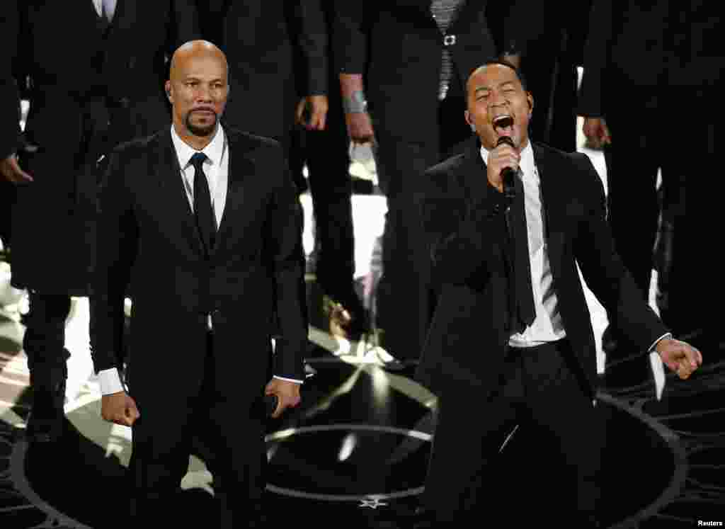 Commun (G) et John Legend interprétent la chanson nominée aux Oscars &quot;Glory&quot; du film &quot;Selma&quot; aux 87 eOscars à Hollywood, en Californie, le 22e février 2015