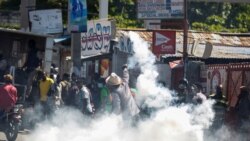 Yon nèg ki voye tounen sou lapolis yon bwat gaz lakrimojèn nan yon manifestasyon kont Prezidan Jovenel Moise nan Pòtoprens, nan dat 10 fevriye 2021 (Foto Achiv).