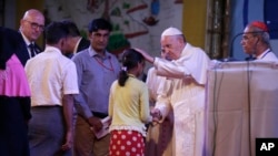 پاپ فرانسس، رهبر کاتولیک های جهان، حین دیدار با شماری از مسلمانان روهینگیایی در داکا، پایتخت بنگله دیش