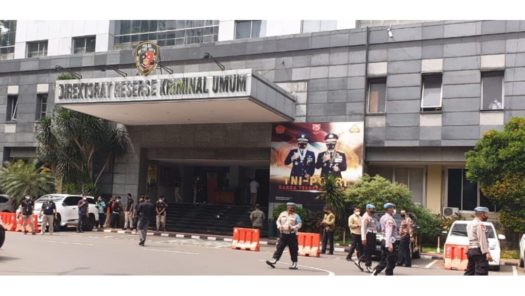 Gedung Polda Metro Jaya di Jakarta. (Foto:VOA/Sasmito)