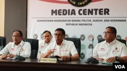 Menkopolhukam Wiranto (tengah) dalam jumpa pers di kantornya di Jakarta, Senin (30/9). (Foto: VOA/Fathiyah)