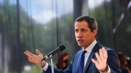 El líder opositor Juan Guaidó habla con la prensa en Caracas, Venezuela, el lunes 22 de noviembre de 2021