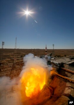 Pendorong Roket Soyuz-FG dan pesawat antariksa Soyuz MS-10 diluncurkan dari Kosmodrome Baikonur Rusia, Kazakhstan, membawa kru baru ke Stasiun Luar Angkasa Internasional (ISS), Kamis, 11 Oktober 2018.