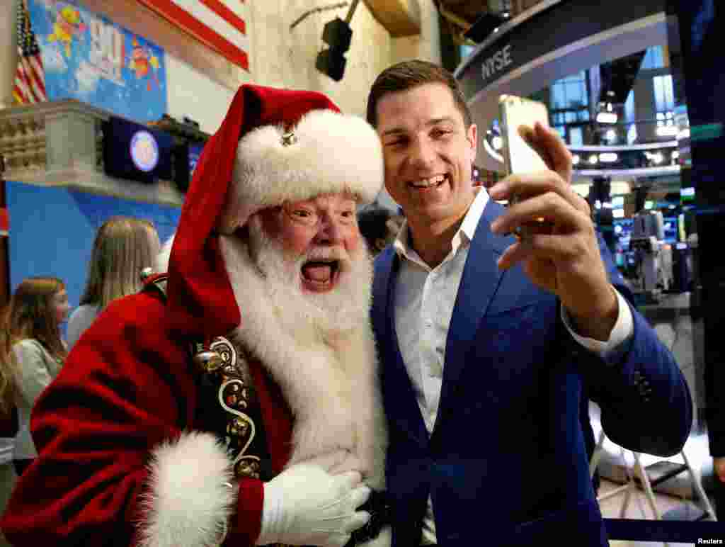 纽约股票交易所集团总裁法利和圣诞老人自拍(2016年11月23日）， 圣诞老人在纽约梅西第九十届感恩节游行中压轴，标志着圣诞季节的开始