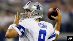 El mariscal de campo de los Vaqueros de Dallas, Tony Romo, se prepara a lanzar la pelota en el juego en el que derrotaron a los Gigantes de Nueva York, 36 por 31.