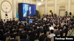문재인 한국 대통령이 17일 청와대 영빈관에서 취임 100일 맞이 내외신 기자회견을 진행하고 있다.