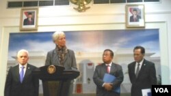 Direktur Eksekutif IMF, Christine Lagarde didampingi oleh Menteri Perekonomian Hatta Rajasa, Gubernur BI Darmin Nasution dan Menteri Keuangan Agus Martowardoyo dalam konferensi pers di Jakarta (9/7).