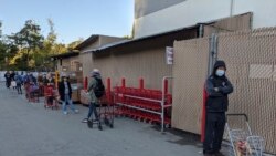 Klientët presin radhën për tek dyqani i ushqimeve