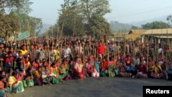 Người bộ tộc Rabha chặn một đường trong một cuộc biểu tình ở quận Goalpara trong bang Assam 12/2/13