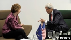 ລັດຖະມົນຕີຕ່າງປະເທດສະຫະລັດ ທ່ານ John Kerry ພົບປະສົນທະນາ ກັບທ່ານນາງ Catherine Ashton ຫົວໜ້າຝ່າຍນະໂຍບາຍຕ່າງປະເທດ ຂອງສະຫະພາບຢູໂຣບ ກ່ຽວກັບເລື້ອງຊີເຣຍ ຢູ່ນະຄອນຫລວງ Vilnius ຂອງ Lithuania, ວັນທີ 7 ກັນຍາ 2013. 