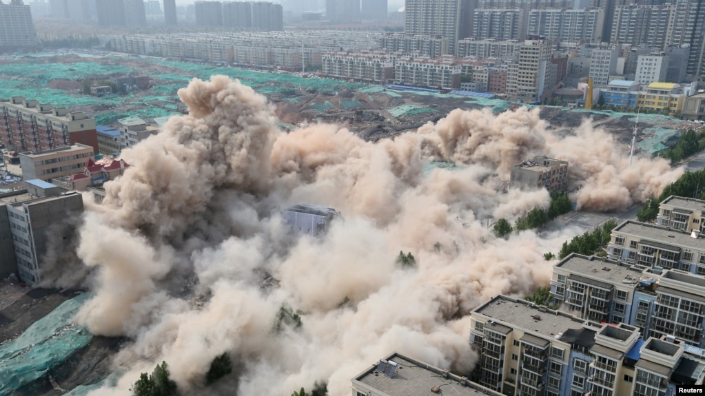 资料照：中国河南郑州为建筑新住宅区而炸毁旧住宅楼。（2017年6月12日）(photo:VOA)