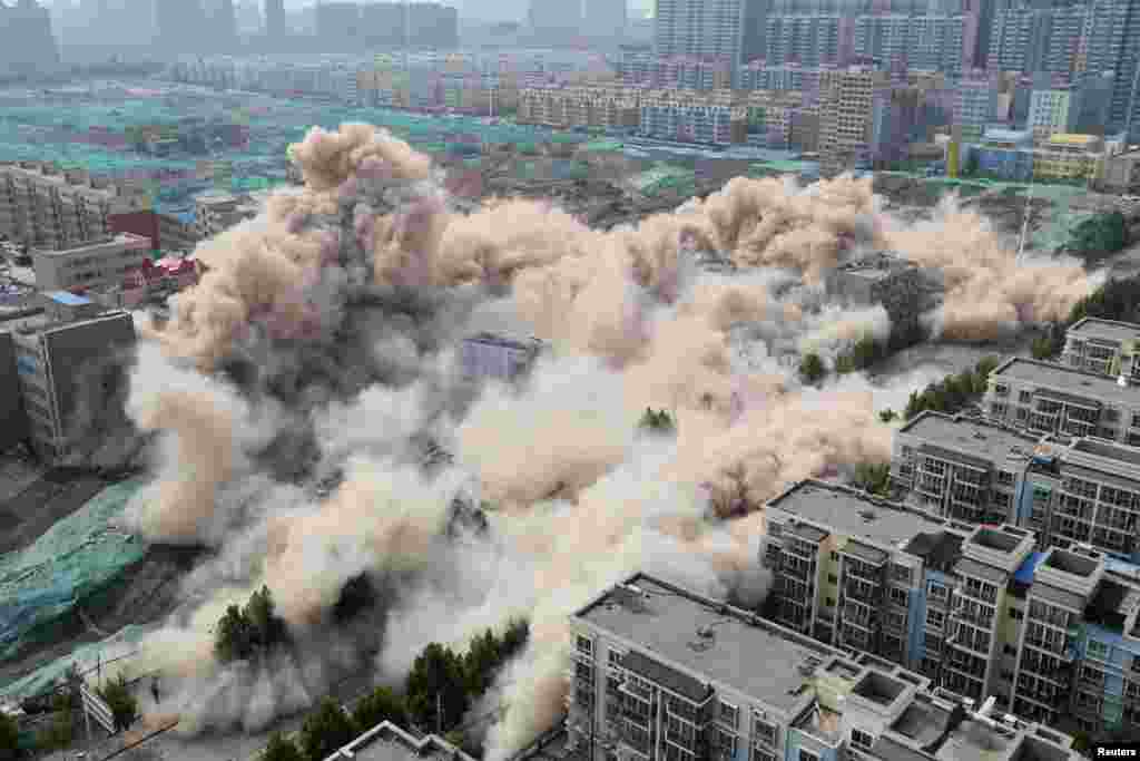 중국 허난성 정저우 재개발 지역 건물들이 지난 12일(현지시간) 폭파 해체되고 있다.