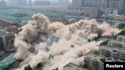资料照：中国河南郑州为建筑新住宅区而炸毁旧住宅楼。（2017年6月12日）