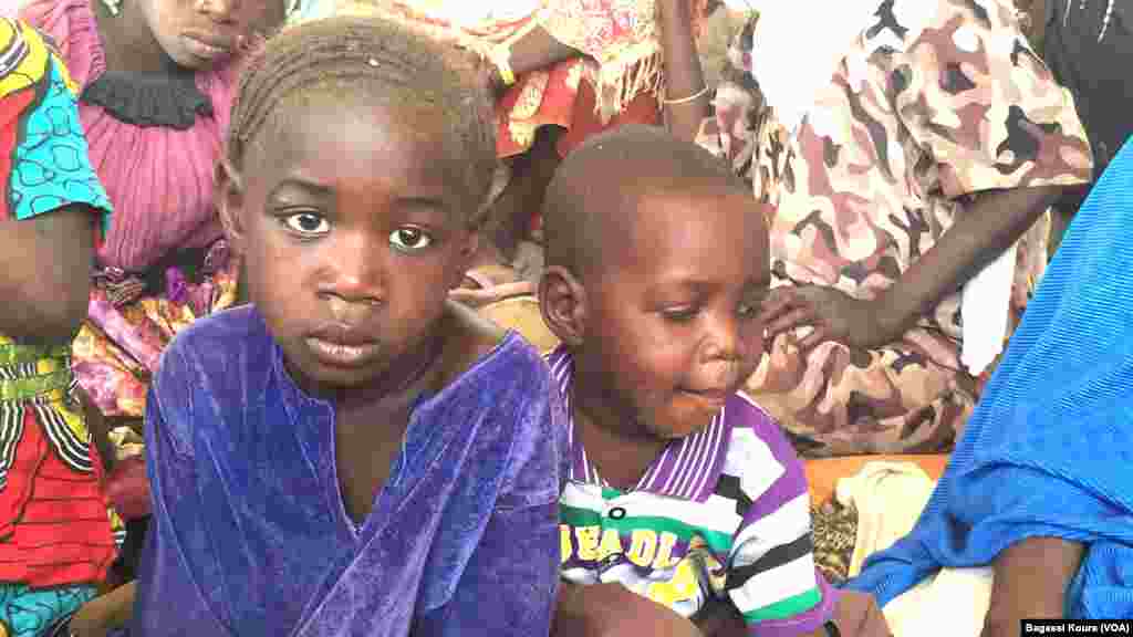 Des centaines d'enfants font partie des quelque 7000 réfugiés vivant dans le camp de Dar Es Salam à Baga-Sola (ouest du Tchad), 2 avril 2016. (Photo voa Bagassi Koura).