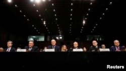 Dari kiri-kanan: Direktur Biro Investigasi Federal (FBI) Christopher Wray; Direktur Badan Intelijen Pusat (CIA) Mike Pompeo; Direktur Intelijen (DNI) Dan Coats; Direktur Badan Intelijen Pertahanan Robert Ashley; Direktur Badan Keamanan Nasional(NSA) Michael Rogers; dan Direktur Badan Intelijen Geospasial Nasional Robert Cardillo memberikan kesaksian di hadapan Komite Intelijen Senat dalam dengar pendapat "Worldwide Threats" di Capitol Hill, di Washington, 13 Februari 2018. 