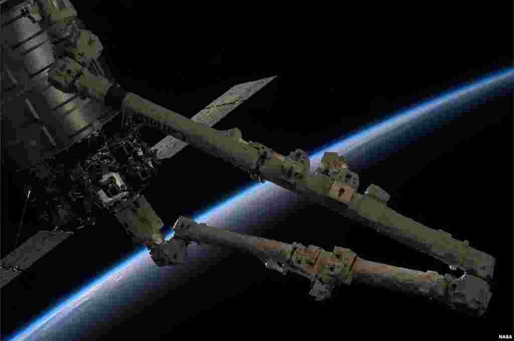 Para astronot di stasiun antariksa internasional (ISS) berusaha melepaskan pesawat antariksa Cygnus dari lengan robot stasiun antariksa.