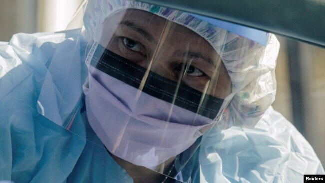 Một nhân viên y tế tại nơi xét nghiệm nhanh COVID-19 ở tiểu bang Washington.