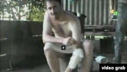 El periodista francés Romeo Langlois puede verse sin camisa en algun lugar de la selva colombiana. El vídeo fue divulgado por la cadena venezolana Telesur. [Foto: AFP].