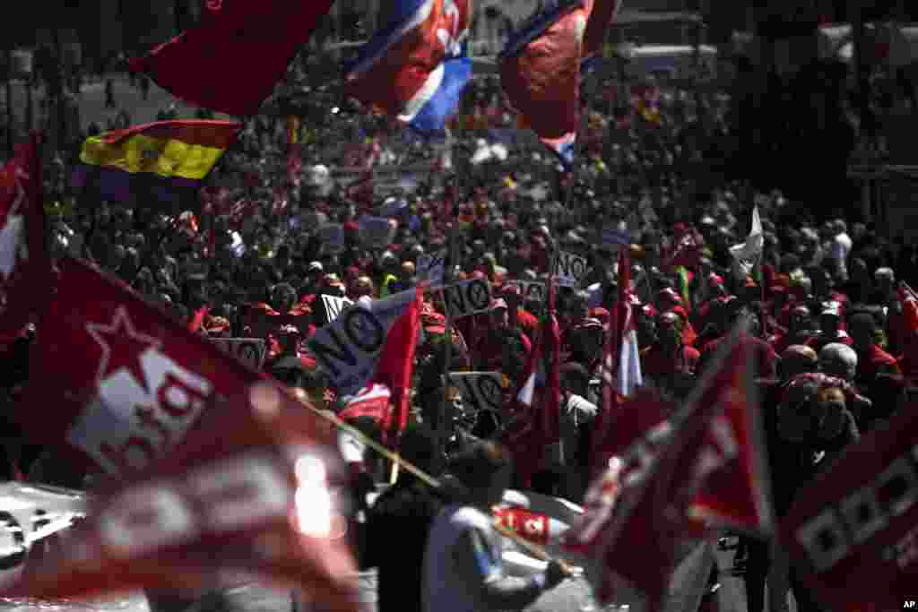 People shout slogans and wave flags during a May Day workers march in Madrid, May 1, 2016. Trade unions and other groups staged rallies around the world Sunday to mark the International Workers Day.
