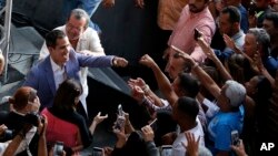 지지자들에게 인사하는 후안 과이도 베네수엘라 국회의장 (자료사진)
