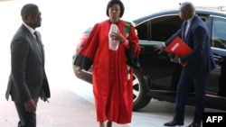 La présidente de la Cour constitutionnelle gabonaise Marie Madeleine Mborantsuo arrive à la cérémonie d'investiture au Palais présidentiel de Libreville, au Gabon, le 7 mai 2018.