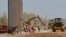 ARCHIVO - Contratistas del gobierno levantan una sección del muro fronterizo financiado por el Pentágono a lo largo del río Colorado, el 10 de septiembre de 2019, en Yuma, Arizona.