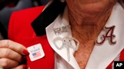 阿拉巴马州一名支持莫尔的选民刚刚投完票