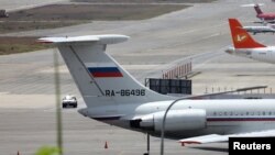 Según dijo el viceministro de Relaciones Exteriores Sergei Ryabkov, el avión de la fuerza aérea rusa se encuentra en Venezuela para proveer servicios al personal militar ruso. 