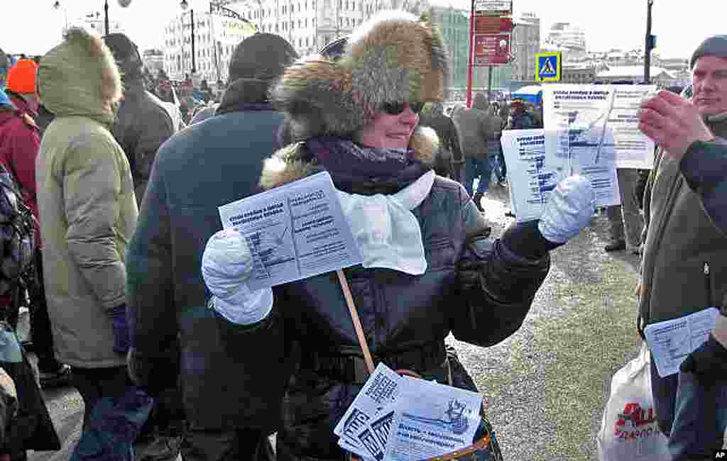 马丽娜在散发传单