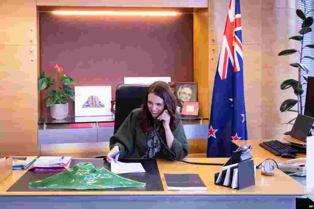 خبرگزاری آسوشیتدپرس این عکس از جسیندا آردرن، نخست وزیر نیوزیلند را منتشر کرده و خبر داده که او با جو بایدن رئیس جمهوری منتخب آمریکا تماس گرفته و پیروزی او در انتخابات را تبریک گفته است