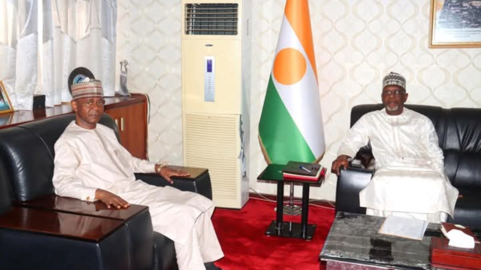 Ministan harkokin wajen Nijar Bakary Yaou Sangare da Jakadan Najeriya a Nijar Mohammed Sanu Usman