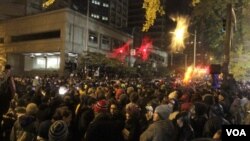 La policía neoyorquina mantuvo una fuerte presencia en el parque Zuccotti mientras los manifestantes aguardaban la decisión del juez.