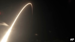 A Falcon 9 SpaceX rocket, with a payload of 60 satellites for SpaceX's Starlink broadband network, lifts off from Space Launch Complex 40 during a time exposure at the Cape Canaveral Air Force Station in Cape Canaveral, Fla., May 23, 2019. 