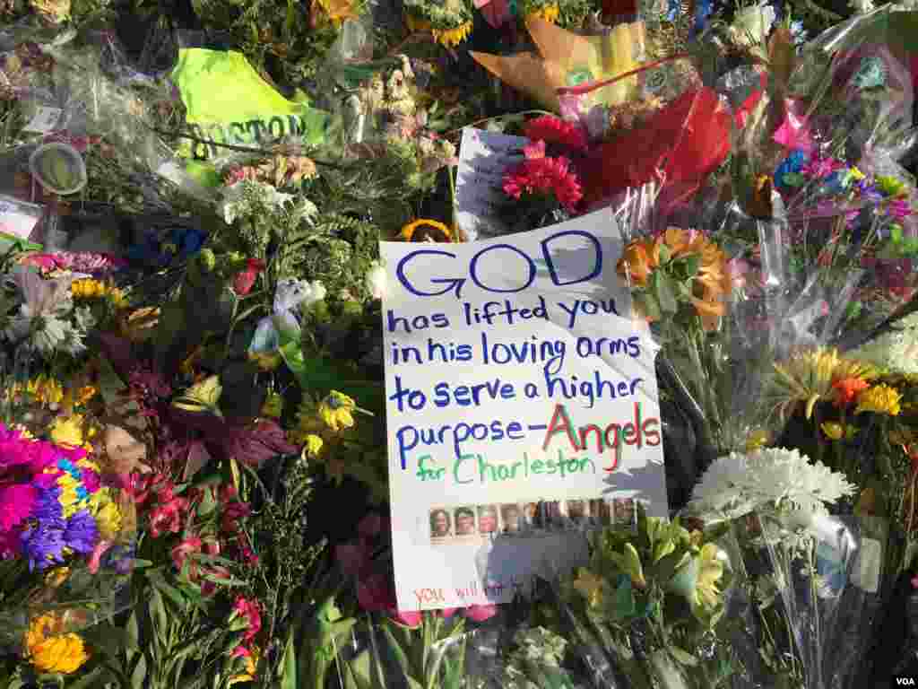 A prayer left among the flowers outside Emanuel AME Church, Charleston, South Carolina, June 21, 2015. (Jerome Socolovsky/VOA)