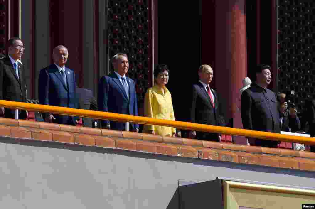 2015年9月3日，北京天安门城楼上，外国贵宾与中国国家主席习近平一起参加纪念反法西斯战争胜利70周年阅兵式。俄罗斯总统普京站在习近平旁边，其左侧是韩国总统朴槿惠，最左侧是联合国秘书长潘基文。