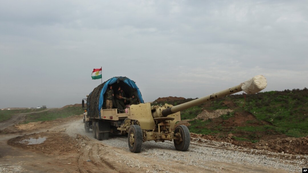 Senjata artileri howitzer milik pasukan Kurdi Irak menuju kota Sinjar, Irak (19/12). (AP/Zana Ahmed)