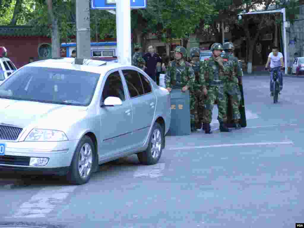 乌鲁木齐市的街头武警高度戒备。(美国之音东方拍摄)