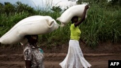 Congolaises transportant des sacs de nourriture lors d'une distribution de nourriture à Kasala, dans la région du Kasaï, RDC, 25 octobre 2017. 