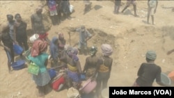 Cidadãos acorrem a uma lixeira à procura de arroz, Benguela, Angola 