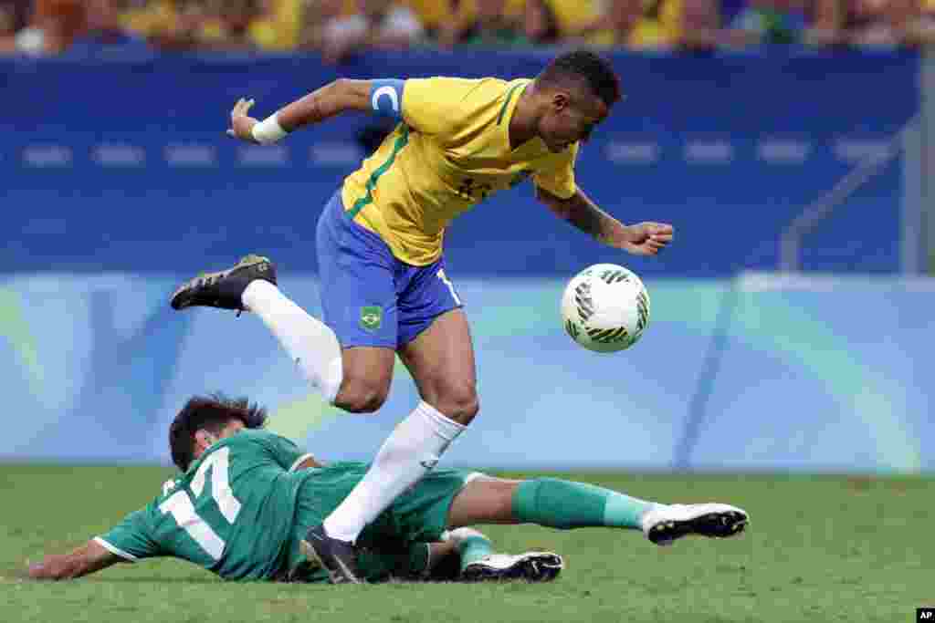 نیمار، بازیکن تیم ملی فوتبال برازیل در جریان بازی با تیم ملی فوتبال عراق در المپیک تبابستانی ۲۰۱۶.