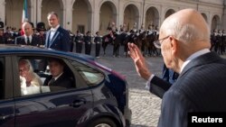 El presidente italiano Giorgio Napolitano, derecha, despide al papa Francisco, quien llegó en un Ford Focus sin mayor escolta de seguridad.