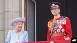 伊麗莎白二世女王和她的堂弟根德公爵(Duke of Kent)6月2日在白金漢宮的陽台上觀看儀仗隊遊行 