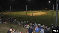 Los aficionados se reúnen para ver a los Orleans Firebirds durante la Liga de Baseball de Cape Cod en verano. (VOA/D. Gruenbaum)
