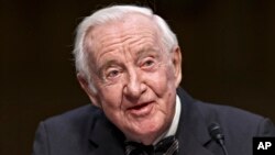 El juez retirado de la Corte Suprema de EE.UU. John Paul Stevens ha pedido la derogación de la Segunda Enmienda de la Constitución.