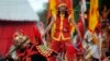 Seorang peserta melakukan atraksi dengan pedang saat festival Cap Go Meh yang menandai berakhirnya perayaan Tahun Baru Imlek di Singkawang, provinsi Kalimantan Barat (foto: ilustrasi). 