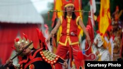 Seorang peserta melakukan atraksi dengan pedang saat festival Cap Go Meh yang menandai berakhirnya perayaan Tahun Baru Imlek di Singkawang, provinsi Kalimantan Barat (foto: ilustrasi). 