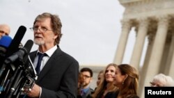 Jack Phillips, un artista pastelero, habla con la prensa luego de los argumentos orales en el caso "Masterpiece Cakeshop vs. Colorado Civil Rights Commission", que la Corte Suprema de EE.UU. decidió a su favor el lunes 4 de junio de 2018. Foto de archivo (Dic. 5, 2017).