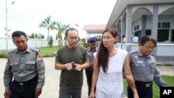 缅甸法警押送带无人机入境的两记者前往法院受审