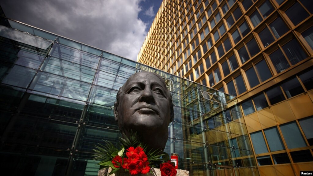 位于柏林的戈尔巴乔夫雕像（2022年8月31日）(photo:VOA)